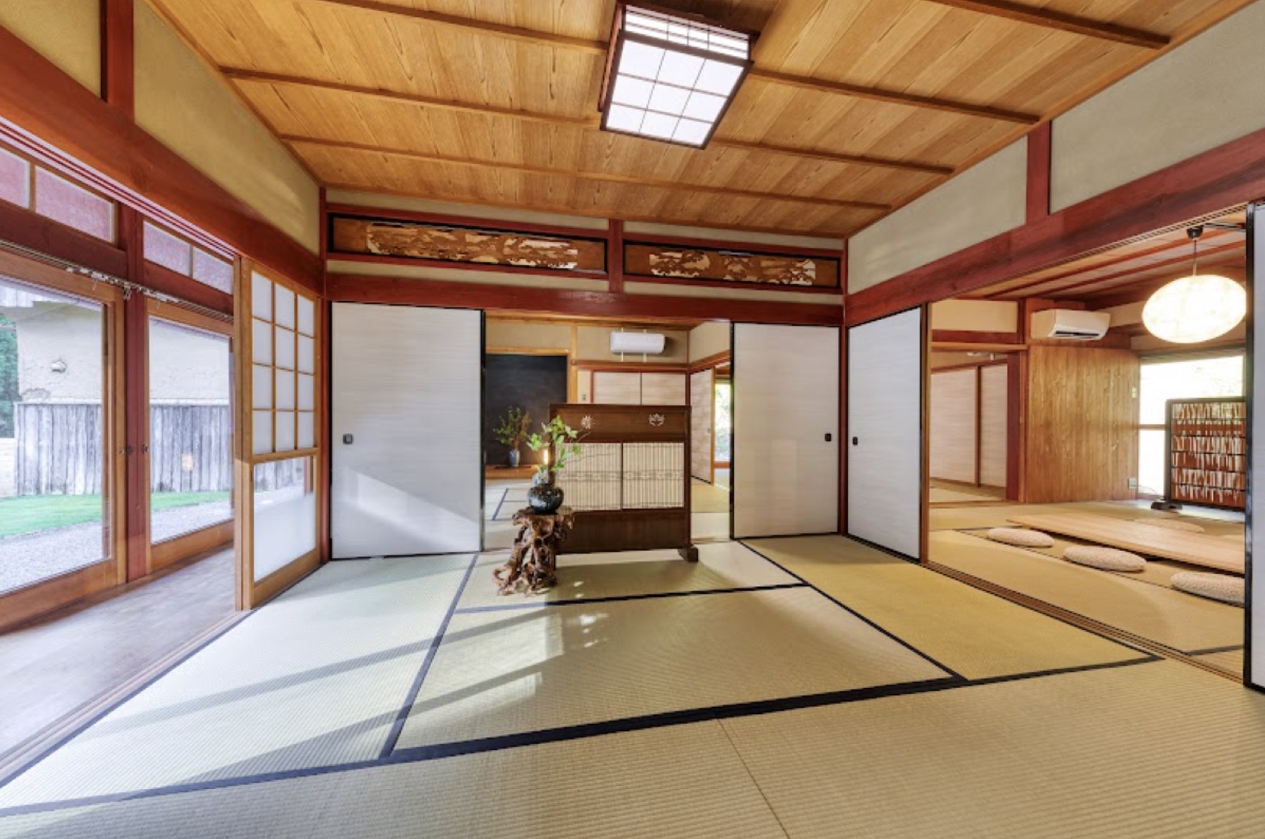 明るい畳の和室。欄間のある続き間と障子、奥に縁側
