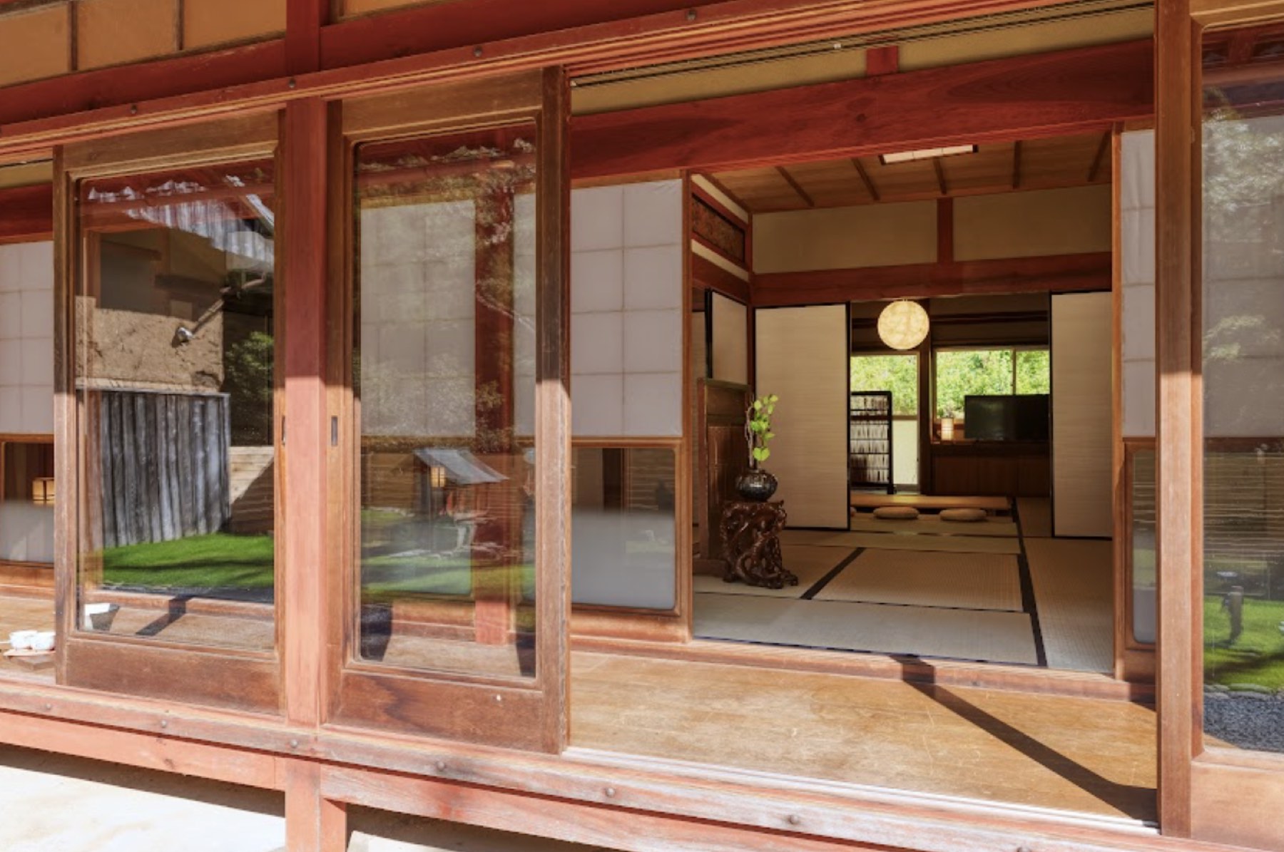 開け放たれた建具の向こうに続く畳の和室。欄間と障子